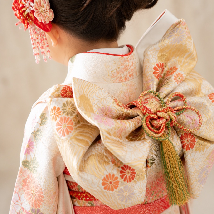 七五三の着物の帯と刺繍のディテール